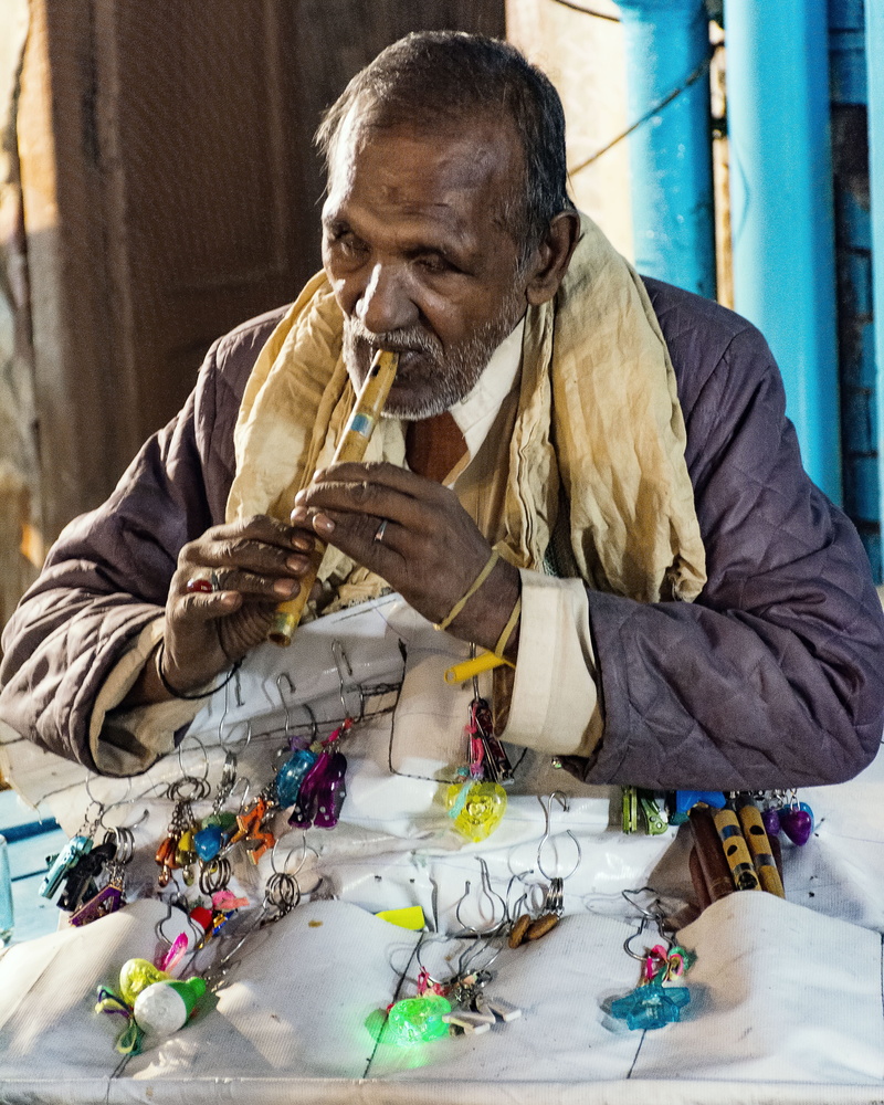 old, day, holding, homelessness, mature adult, men, people, mature men, homeless, por, beggar, creativity, senior men, male, mood, portrait, real people
