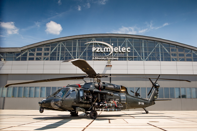 sikorsky, air vehicle, built structure, no people, sky, airport, architecture, uh-60 black hawk, Vehicle, day, outdoors, building exterior, military, navy