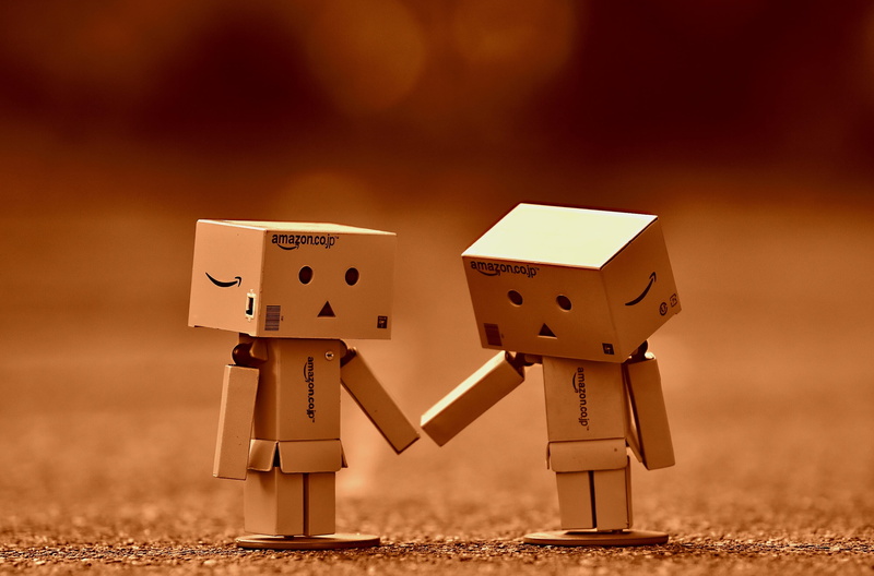 technology, figurine, wood - material, togetherness, valentines day, indoors, 2K, representation, hand in hand, love, cardboard, toy block, close-up, two