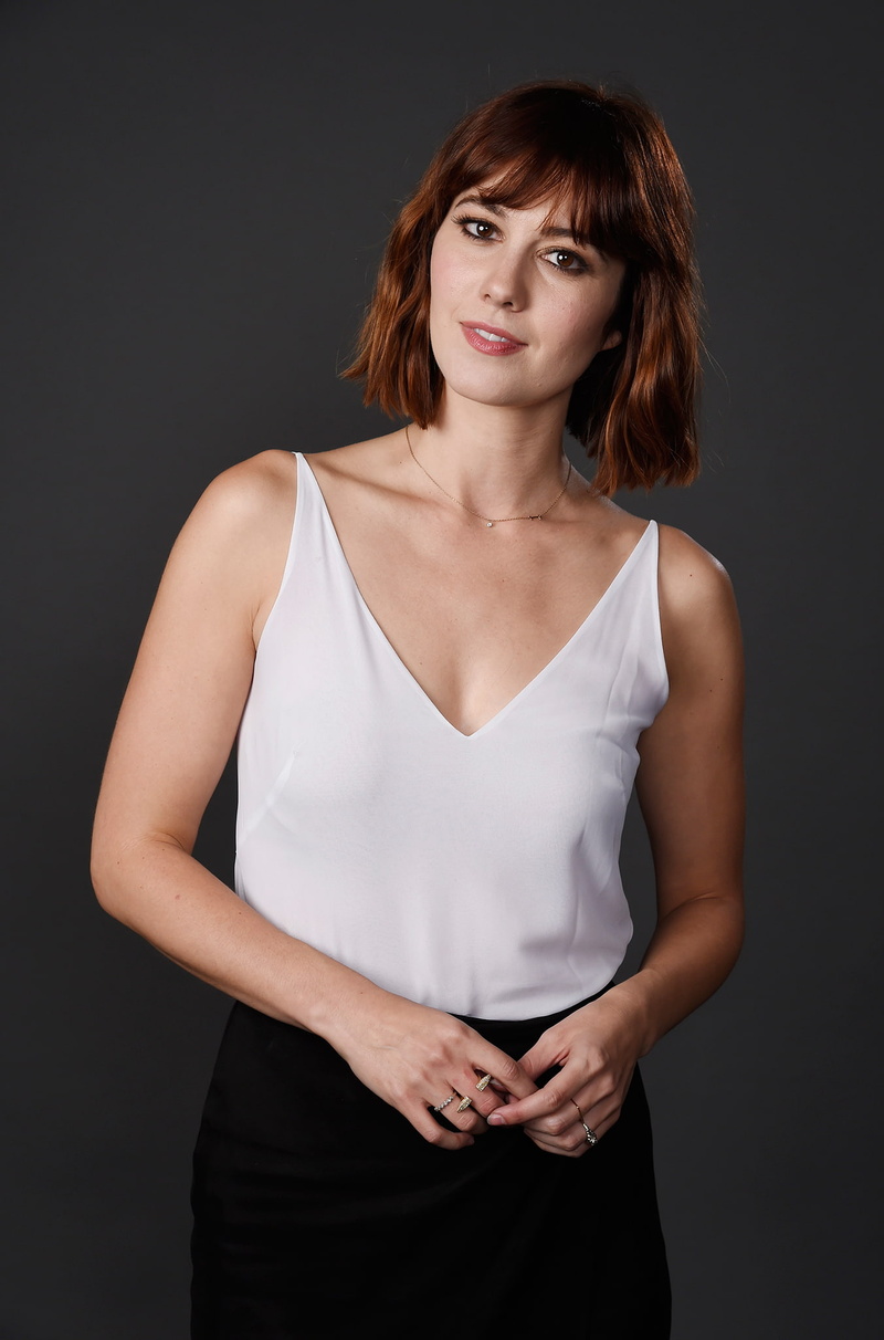 brunette, simple background, celebrity, Mary Elizabeth Winstead, 1080P, actress