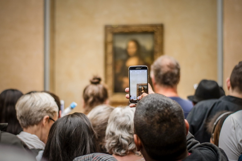 screen, monalisa, presentation, audience, museum, indoors, rear view, wireless technology, 1080P, crowd, paris, senior adult, group of people, france
