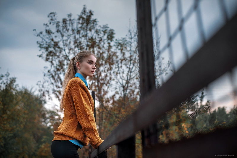 leisure activity, real people, warm clothing, 1080P, blonde, Dima Begma, one person, casual clothing, long hair, women outdoors, side view, standing, sweater