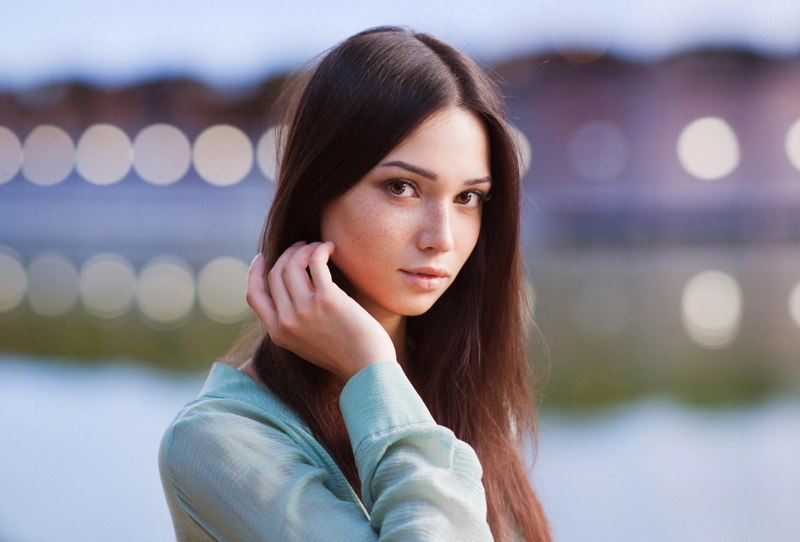 bokeh, Mariya Volokh, brunette, face, brown eyes, women outdoors, depth of field, looking at viewer, 1080P, lights, portrait, women, freckles, Maxim Romanov