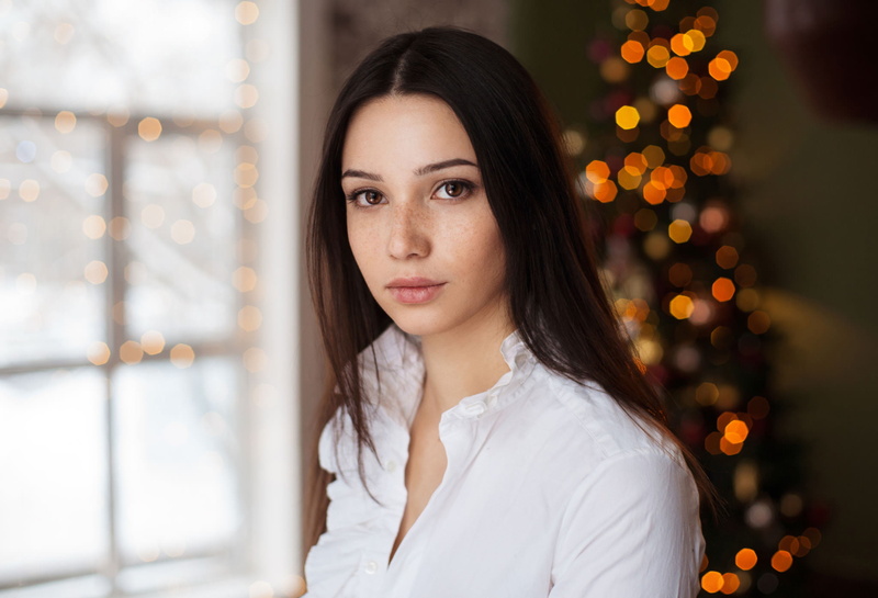 women, long hair, looking at viewer, brown eyes, white shirt, 1080P, brunette, Maxim Maximov, women indoors, Mariya Volokh, portrait, Christmas, freckles
