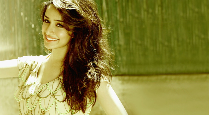 looking at camera, kapoor, portrait, adult, long hair, women, smiling, shraddha, day, one person, 1080P, beautiful woman, hairstyle, cute, hair, outdoors