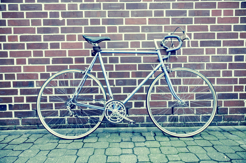 steel, fixed gear, bike, outdoors, parking, mode of transportation, 4K, city, brick, built structure, behind, bicycle, paving stone, spoke, urban Scene