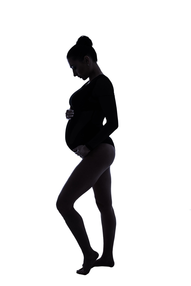 lifestyles, young women, pregnancy, woman, indoors, pregnant, 5K, tummy, young men, copy space, profile view, young adult, family, women, holding, silhouette