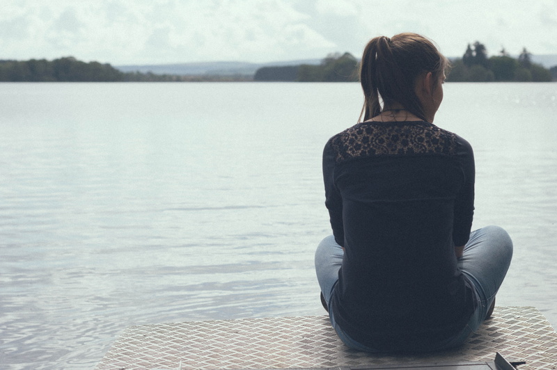 looking at view, leisure activity, tranquility, lake, focus on foreground, nature, beauty in nature, 5K, casual clothing, lifestyles, water, day, rear view