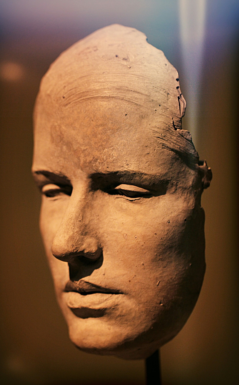 focus on foreground, introspective, representation, profile view, human, creativity, pensive, history, alone, carving - craft product, the past, sad, bust