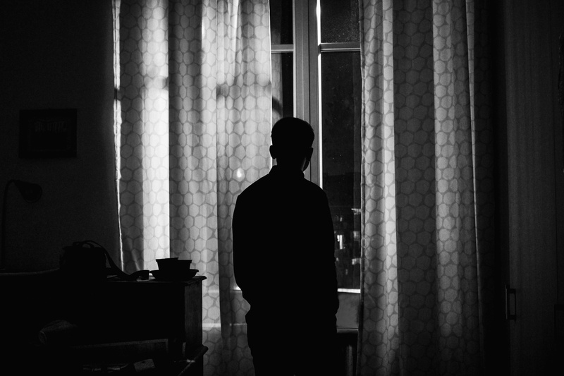 men, silhouette, leisure activity, real people, waist up, man, 5K, rear view, three quarter length, person, building, lifestyles, black and white, standing