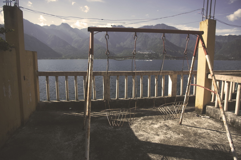 beauty in nature, guatemala, 4K, outdoors, building exterior, sky, mountain, empty, metal, mountain range, vintage, no people, swing, lake atitlán, absence