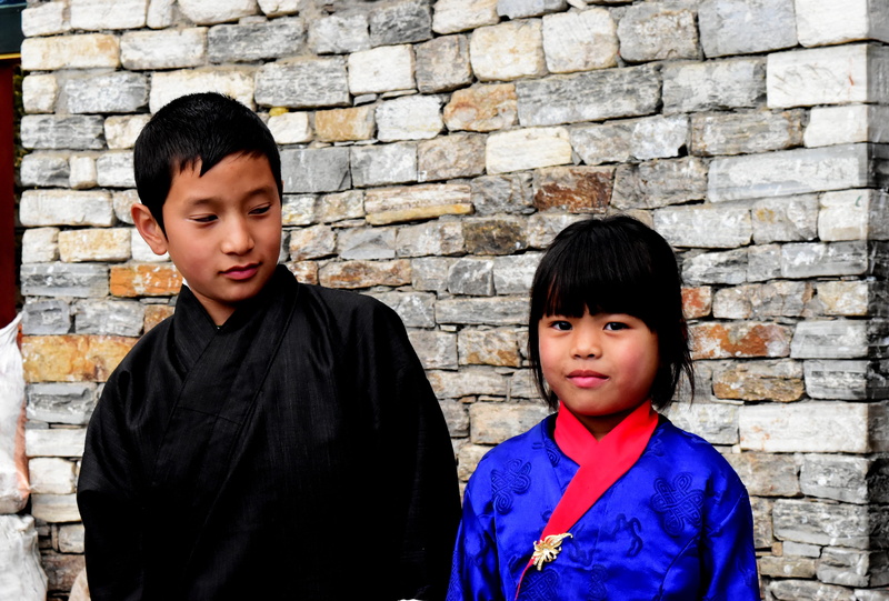boys, girl, siblings, 4K, lifestyles, friends, wall, brother, men, black hair, two, males, looking at camera, child, real people, children, portrait, brick