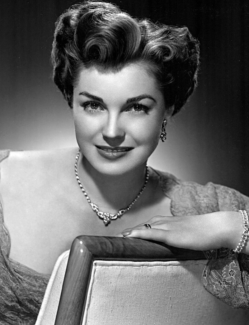 necklace, business woman, vintage, beauty, actress, headshot, woman, beautiful woman, young adult, jewelry, one person, motion pictures, personal accessory