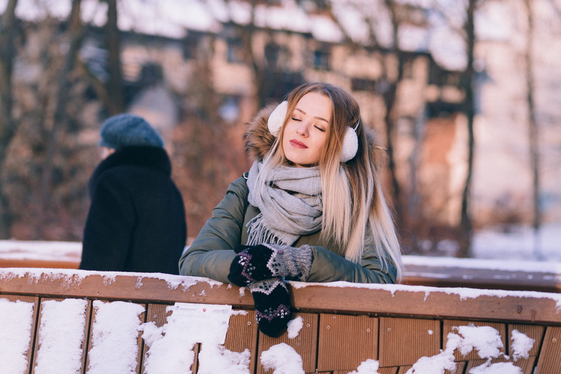 5K, teenager, wear, bench, winter, warm clothing, person, clothing, sitting, emotion, beautiful, outdoors, leisure activity, happiness, young women, young adult