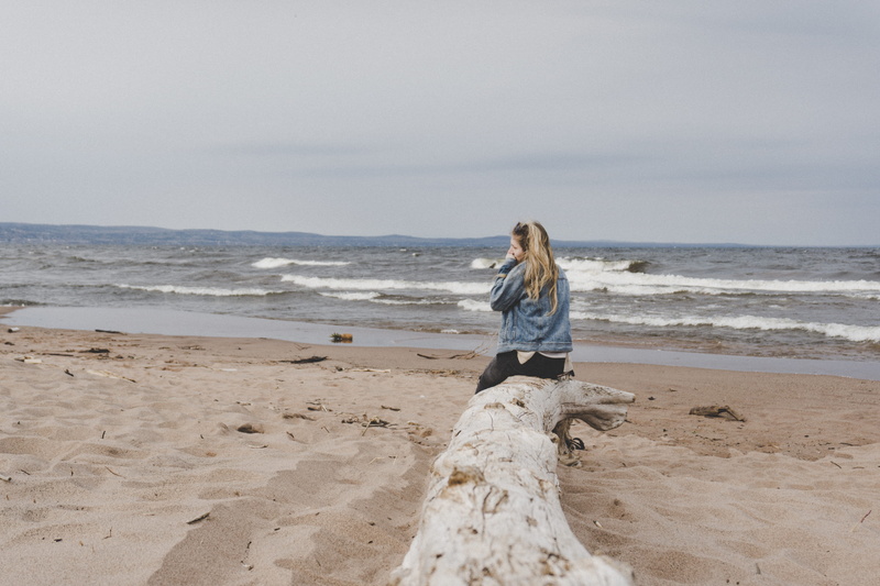 hairstyle, land, leisure activity, beauty in nature, 5K, hair, one person, scenics - nature, beach, horizon over water, casual clothing, sea, outdoors