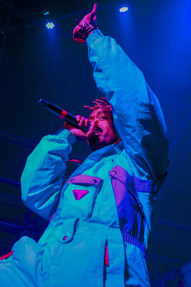 input device, popular music concert, night, blue and red, arts culture and entertainment, eye, red, microphone, stage, young adult, sharp, nightclub, enjoyment