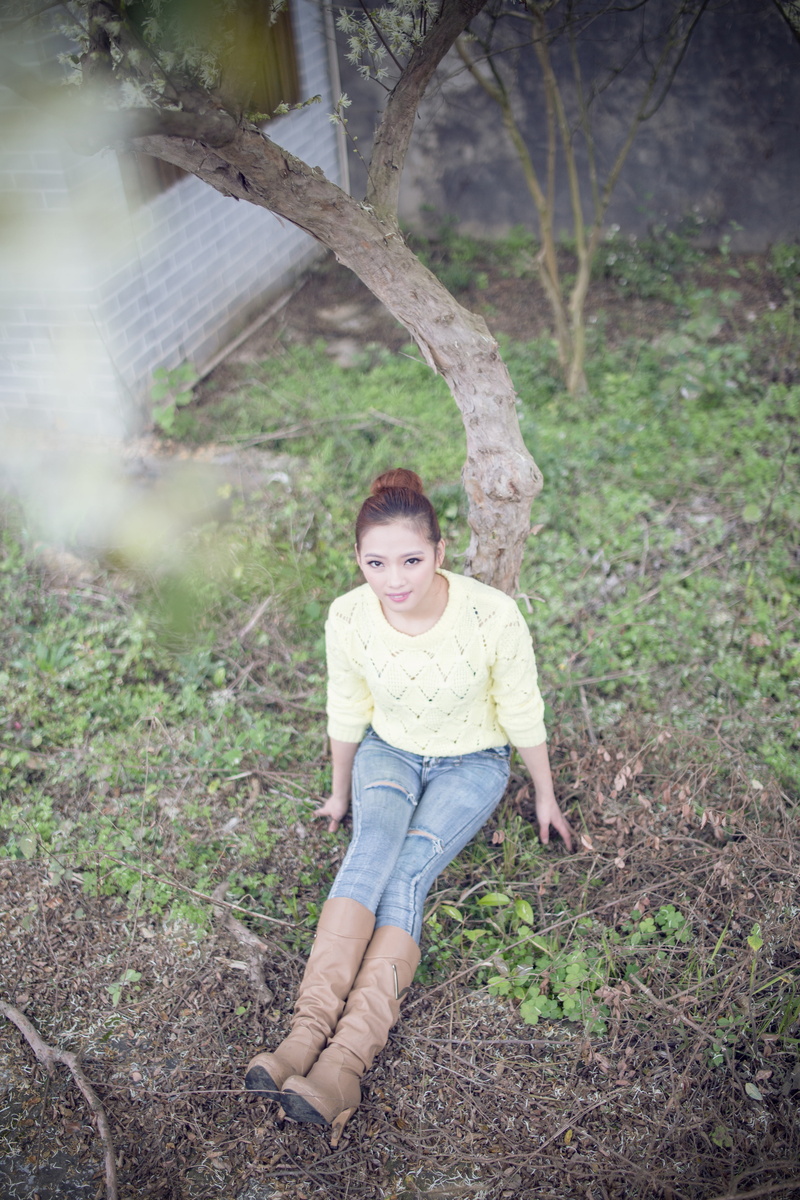 the fog, footage, teenager, sit up girl, girls sit, beauty, one person, plant, grass, vitality, lifestyles, land, field, meditation, tree, outdoors, girls sit looking at the sky