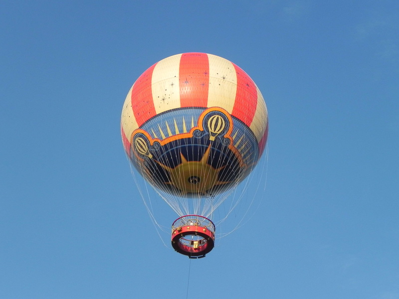 transportation, mid-air, air vehicle, blue, multi colored, 2K, day, hot air balloon, flying, adventure, sky, outdoors, travel, hotair balloon, balloon