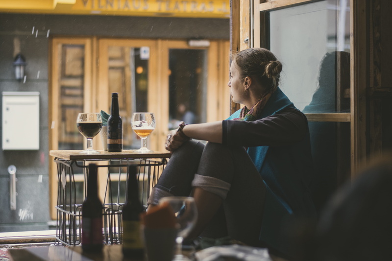 women, adults Only, one woman only, young adult, household equipment, real people, one Person, 5K, contemplation, sitting, casual Clothing, looking, business