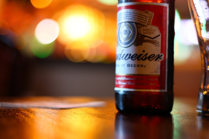 wealth, currency, selective, still life, close-up, drunk, business, single object, budweiser, 1080P, selective focus, alcohol, lens flare, label, wood - material