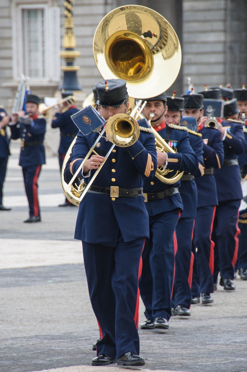 madrid, real people, military music, musician, city, trumpet, musical instrument, street, awake transfer, day, marching, brass, clothing, outdoors, uniform