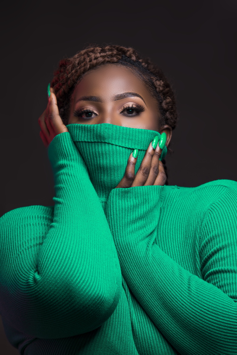 one person, adult, cover, wear, dark, close-up, pose, human body part, sweater, style, rib, eye, model, make-up, portrait, glamour, studio shot, body part
