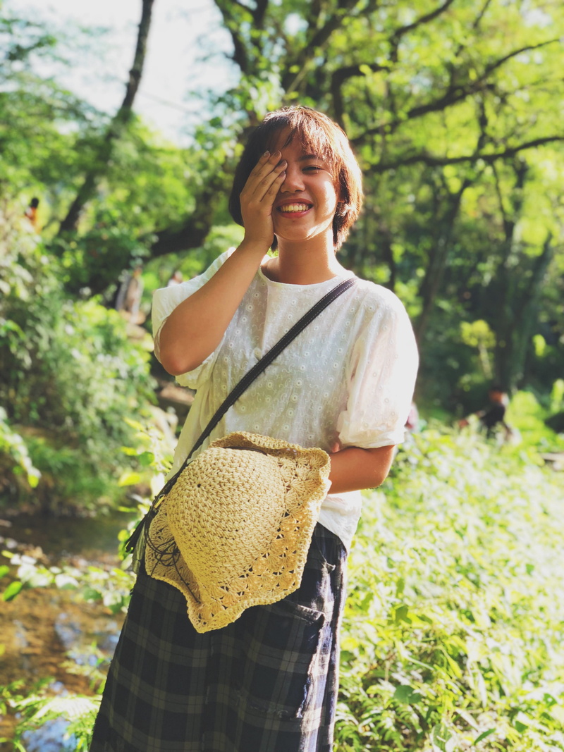 happiness, casual clothing, bag, plant, gardening, beautiful woman, accessory, female, adult, tree, accessories, women, eye, long jing cun lu, handbag