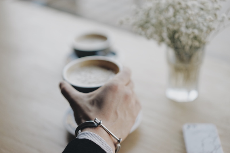 refreshment, 5K, holding, pickup, person, hands, outdoors, table, glass, cappuccino, adults only, adult, one woman only, one person, day, shirt, drink