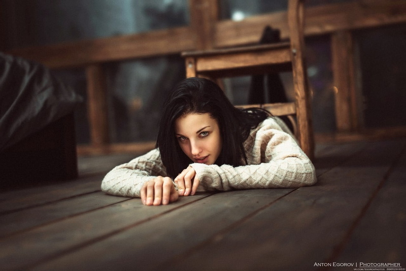young women, on the floor, brown hair, waiting, headshot, relaxation, sadness, beauty, adult, women, model, 720P, depression - sadness, lifestyles, young adult