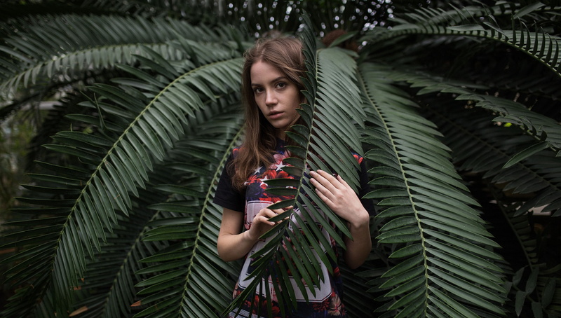 outdoors, women outdoors, T-shirt, 2K, Ksenia Kokoreva, model, looking at viewer, women, brunette, depth of field, portrait