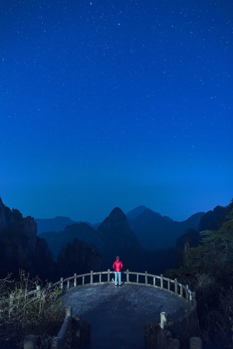 real people, astronomy, leisure activity, beauty in nature, architecture, layer, peak, star field, person, alone, photo, lifestyles, blue, nature, scenics - nature