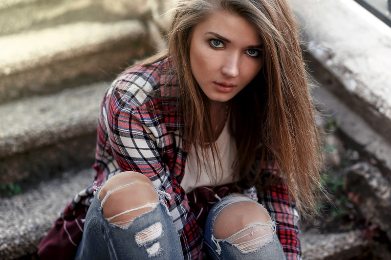 hairstyle, one person, face, blue eyes, contemplation, young adult, sitting, lifestyles, depth of field, teenager, long hair, shirt, looking at viewer
