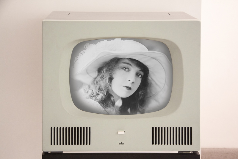 beautiful woman, lifestyles, tv, classic, designer, laundry, appliance, adult, real people, washing machine, technology, emotion, black, young women, hf 1