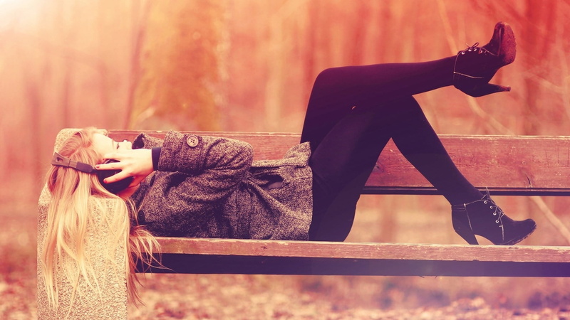 casual clothing, young adult, pants, side view, earphones, leisure activity, brown, 1080P, headphones, clothing, blonde, women, lifestyles, focus on foreground