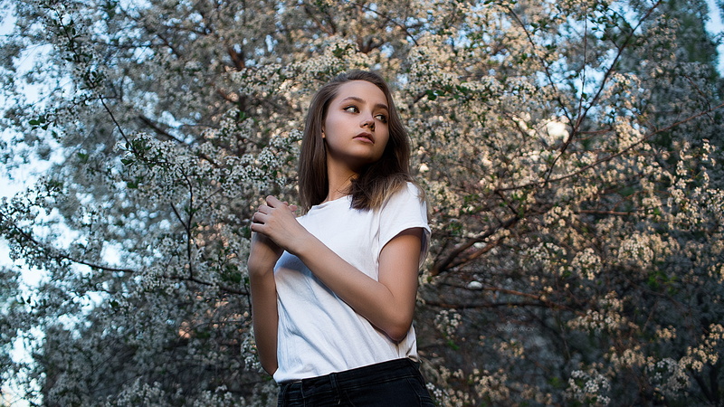 looking away, portrait, adult, leisure activity, fashion, plant, lifestyles, rear view, T-shirt, hairstyle, hair, teenager, beauty in nature, long hair