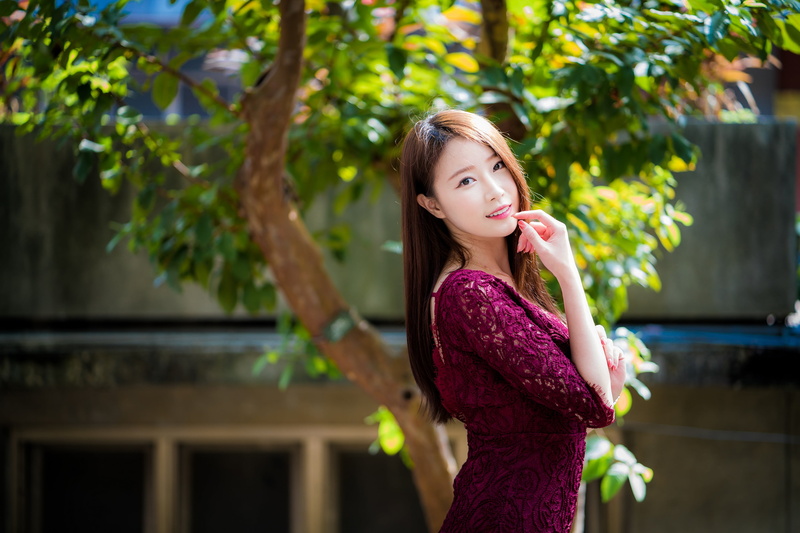 painted nails, one person, outdoors, tree, women outdoors, young women, hair, hairstyle, women, looking at viewer, brown hair, focus on foreground, teenager