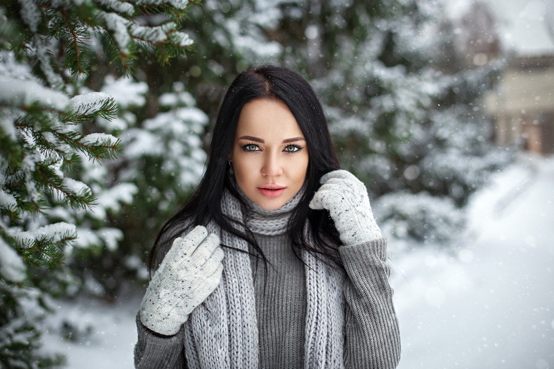 young women, beauty, model, gloves, women, extreme weather, women outdoors, focus on foreground, cold temperature, warm clothing, scarf, tree, young adult