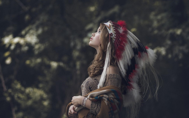 waist up, scarf, beautiful woman, one person, young women, s, long hair, focus on foreground, women, clothing, tree, headdress, 720P, young adult, adult