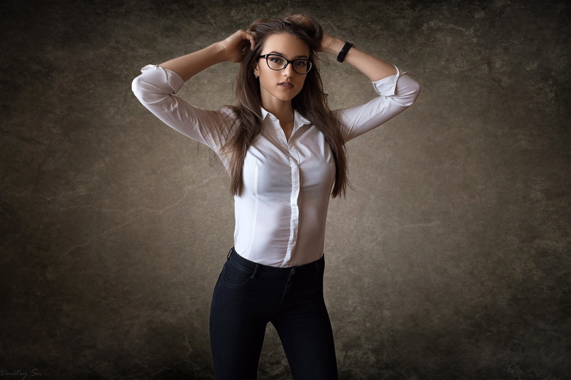 figure, blouse, portrait, brown hair, jeans, model, glasses, Chelnokova Margarita, slim, beauty, makeup, Margarita, Dmitry Sn, background, hairstyle, 1080P