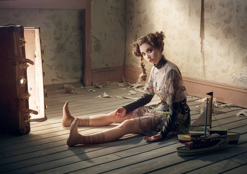 doll, image, hairstyle, pose, model, on the floor, light, Alison Brie, dress, sitting, suitcase, boats, VVV, 1080P, Robert Ascroft, actress, photoshoot
