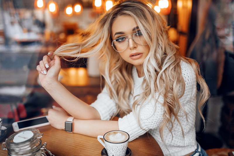 wavy hair, girl, looking at camera, hand in hair, lips, juicy lips, table, long hair, mouth, sitting, Matthieu Sonnet, blonde, depth of field, sweater
