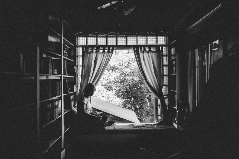 photo, architecture, men, room, woman, black and white, tree, real people, girl, childhood, people, bed, child, indoors, rear view, lifestyles, leisure activity