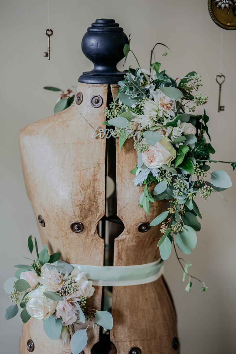 black, surrounded, electric lamp, 5K, white color, flowering plant, wedding flower, flower arrangement, fragility, plant part, leaf, dress, dummy, close-up