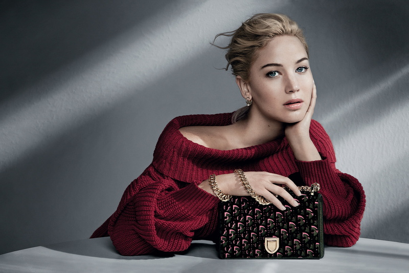 Patrick Demarchelier, red, Jennifer Lawrence, Dior, actress, hairstyle, blonde, at the table, jumper, handbag, sitting, pose, makeup, 2K