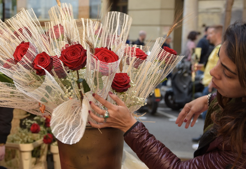lifestyles, group of people, sant jordi, leisure activity, flower girl, roses, city, real people, event, women, catalan, built structure, celebration, day