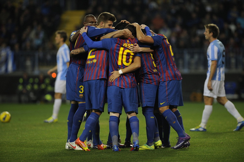 sports team, full length, crowd, football, arm around, young adult, 1080P, group of people, blue, s, shorts, athlete, nike, spain, andres iniesta, soccer