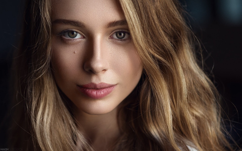 hairstyle, blond hair, black background, brunette, smirk, body part, human face, one person, close-up, adult, closeup, beauty, long hair, looking at camera