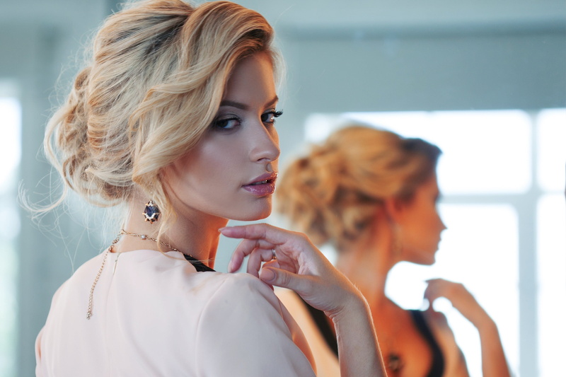 hair, lifestyles, females, jewelry, model, beauty, adult, elegance, people, beautiful woman, young adult, face, mirror, blond hair, portrait, focus on foreground