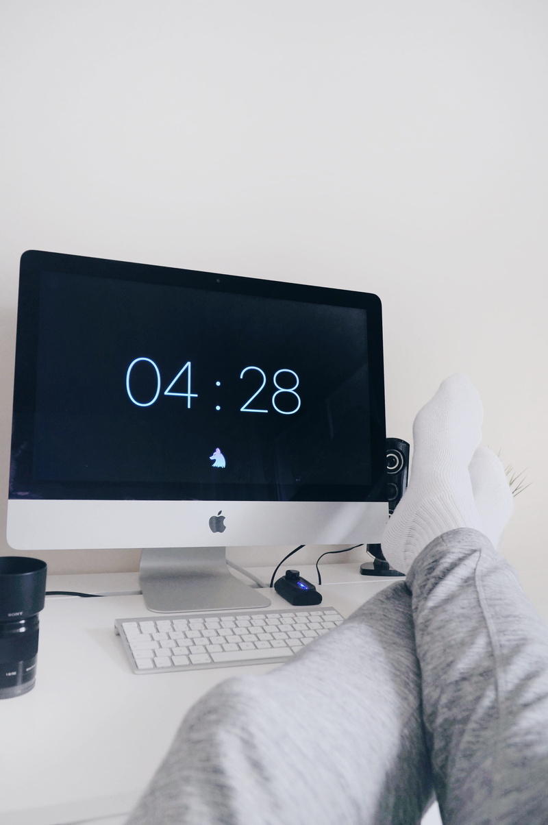 keyboard, laptop, communication, indoors, minimal, relax, setup, office, screensaver, men, minimalism, computer mouse, surfing the net, computer monitor