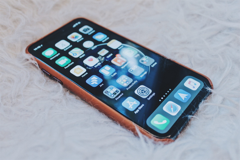 devices, furniture, simplicity, apple, tech, no people, indoors, spain, technology, high angle view, single object, business, phone x, mathematics, calle de blasco de garay
